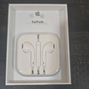 NWT! Apple EarPods